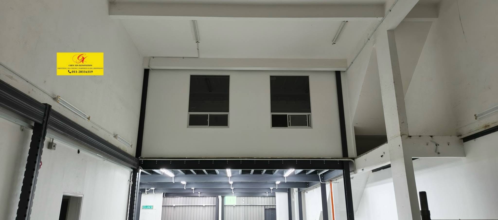 工厂内部，地面上方建了一个夹层办公室，窗口俯视车间。